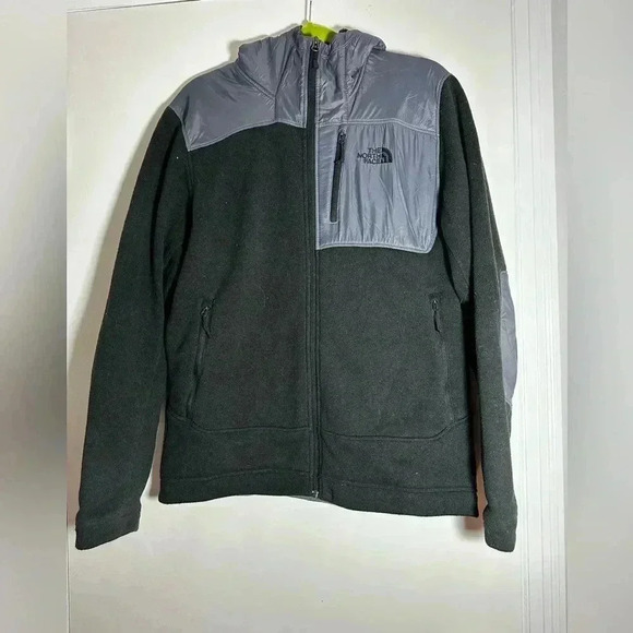 Men’s North Face Black and Grey. Full Zip. Windbreaker Hooded Large. Zip Pocket. - Picture 1 of 13